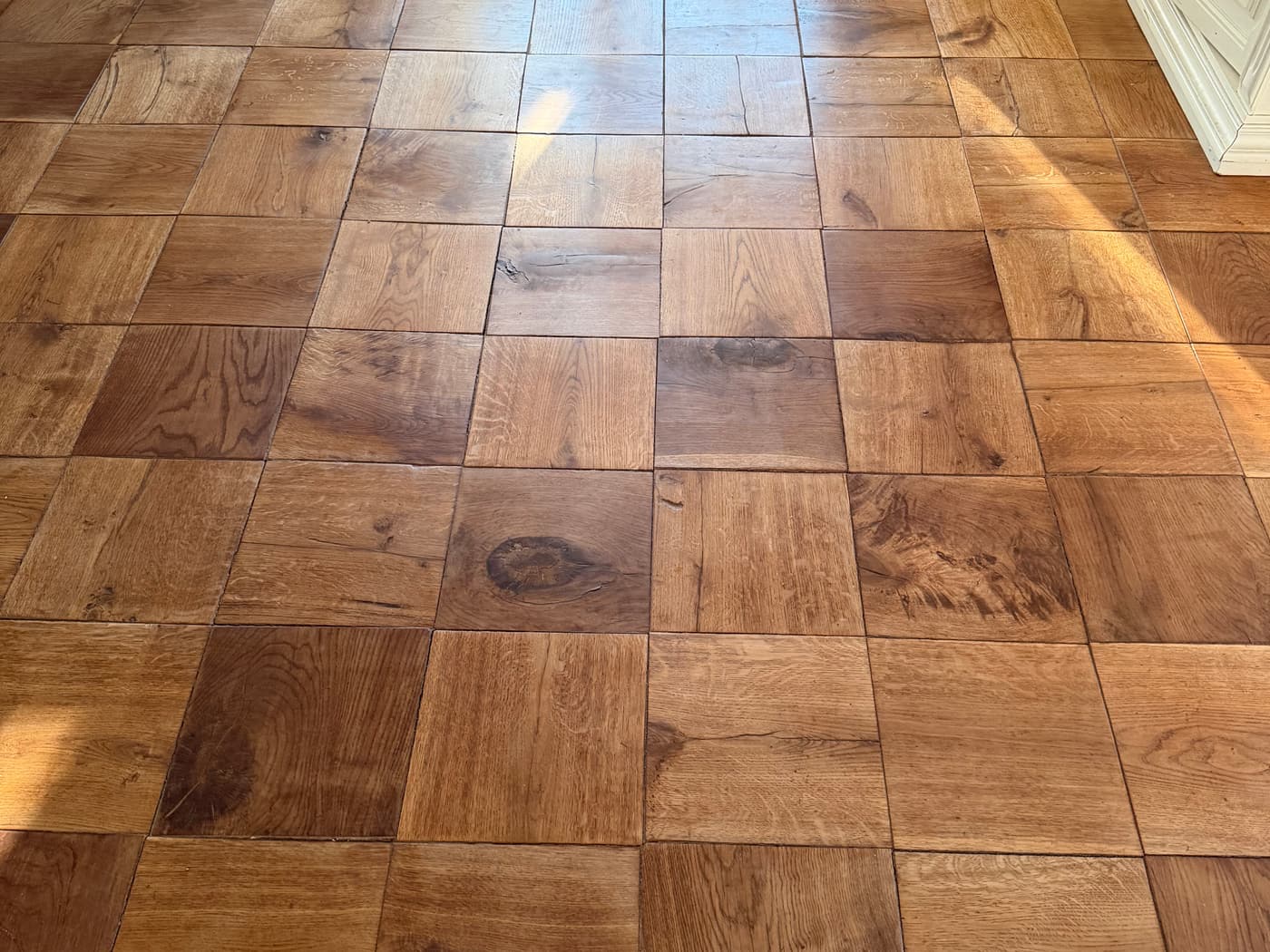 Holzboden in quadratischen Feldern verlegt