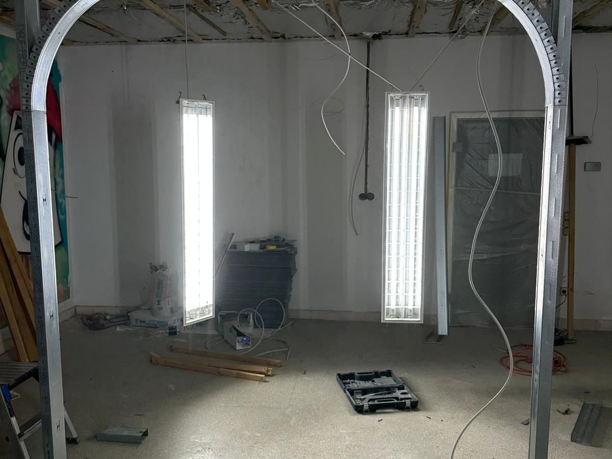 Neue Leuchten und offene Kabel an einer Trockenbauwand