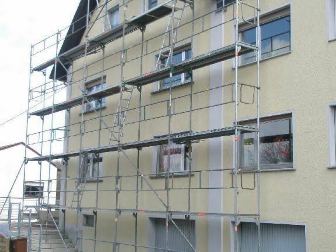 Fassade eines Mehrfamilienhauses mit Gerüst