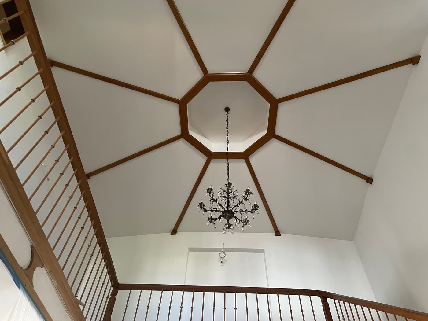 Achteckige Deckenkonstruktion aus Holz mit Kronleuchter